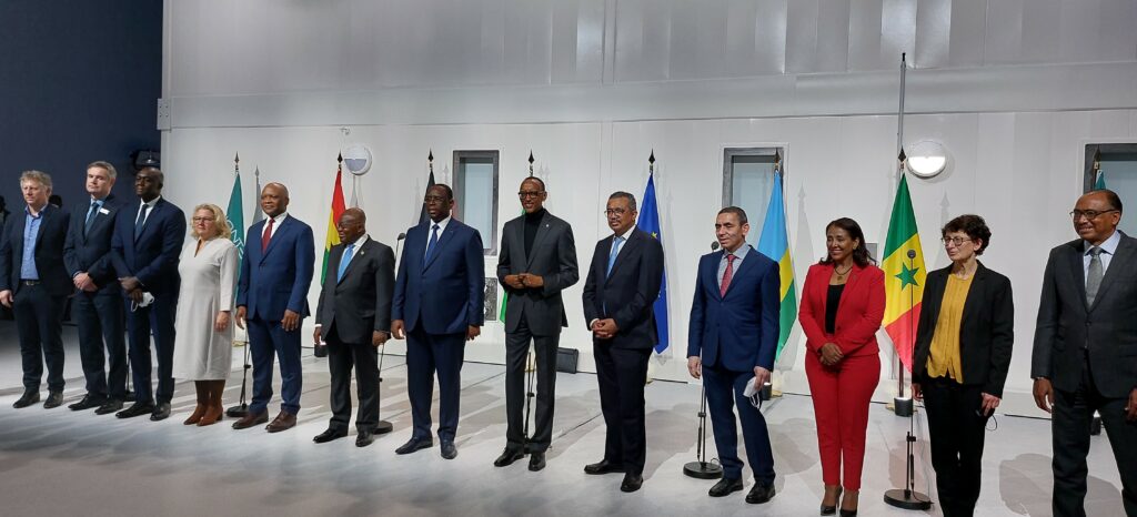 Prof. Özlem Türeci (2.v.r) und Prof. Ugur Sahin (4.v.r.) mit Vertretern afrikanischer Staaten, der WHO und Bundesministerin Svenja Schulze