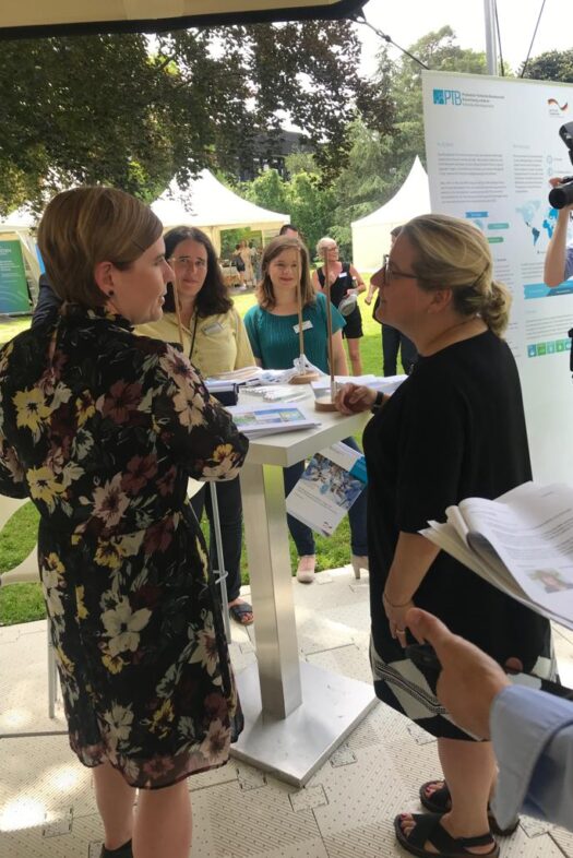 Svenja Schulze, Federal Minister for Economic Cooperation and Development, visited PTB’s stand.