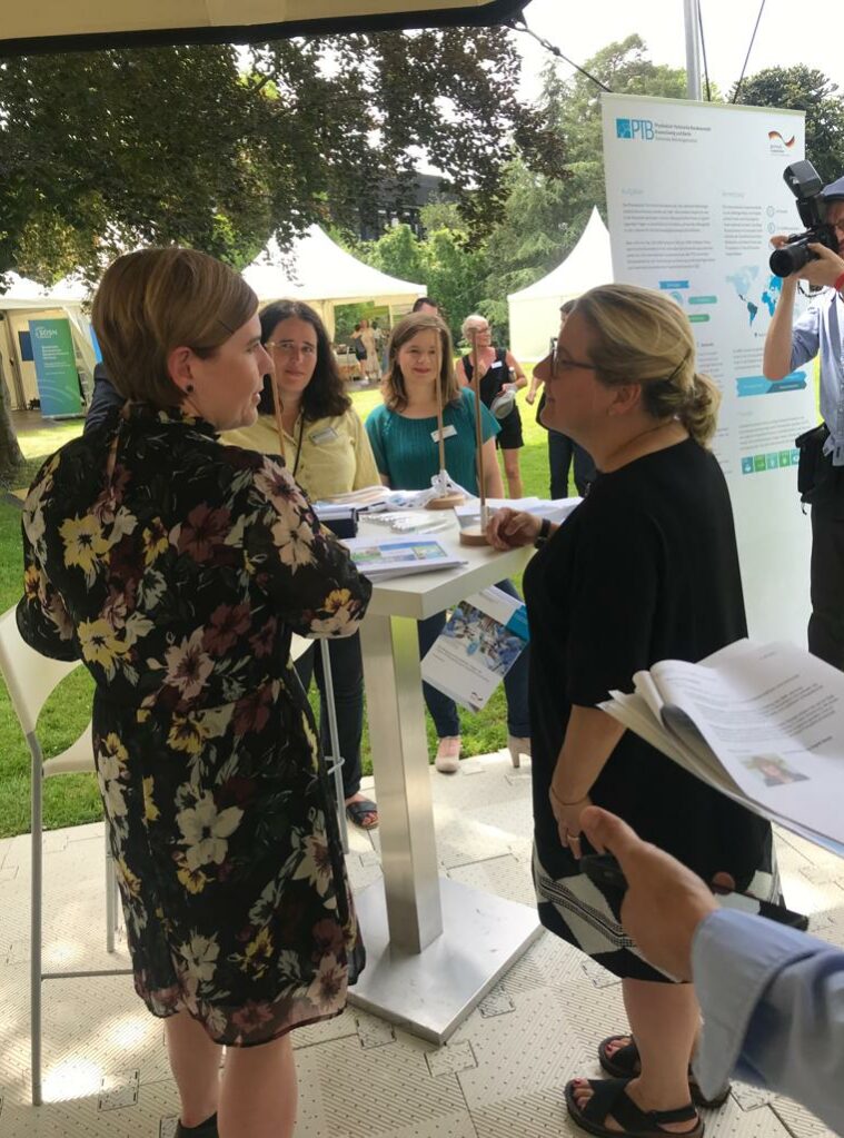 Svenja Schulze, Federal Minister for Economic Cooperation and Development, visited PTB’s stand.