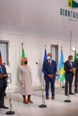 Bundesministerin Svenja Schulze mit Vertretern afrikanischer Staaten vor dem sogenannten BioNTainer.