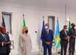 Bundesministerin Svenja Schulze mit Vertretern afrikanischer Staaten vor dem sogenannten BioNTainer.