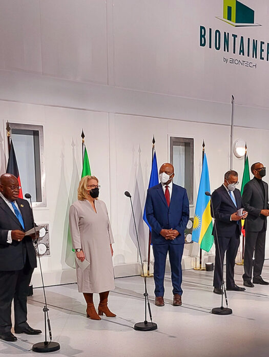 Bundesministerin Svenja Schulze mit Vertretern afrikanischer Staaten vor dem sogenannten BioNTainer.