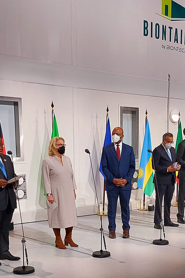 German Federal Minister Svenja Schulze with representatives of African countries in front of the so-called BioNTainer.