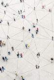 Digitalisierte Darstellung von mehreren Menschen auf einem Platz. Die Menschen sind durch ein Netz von Linien verbunden. ©istock