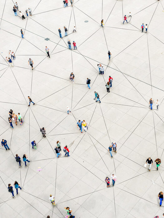 Digitalisierte Darstellung von mehreren Menschen auf einem Platz. Die Menschen sind durch ein Netz von Linien verbunden. ©istock
