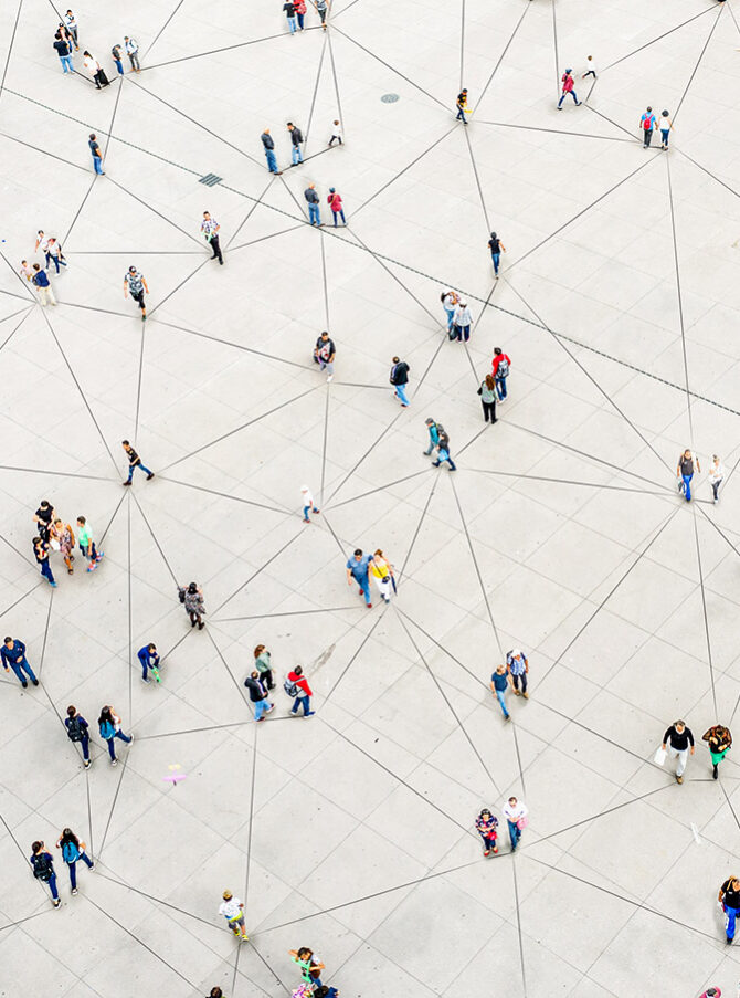 Digitised representation of several people in a square. The people are connected by a network of lines. ©istock