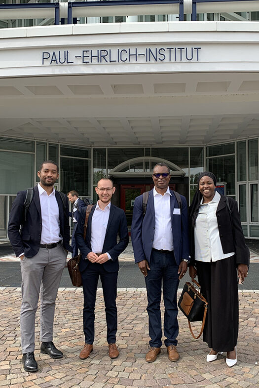 (f.l.t.r.) Ulysse Ateba Ngoa (PEI), Helge Senkpiel (PTB), Dr. Jean Fidèle Bationo (AUDA NEDAP), Ndeye Magatte Diao (LNCM Senegal) are standing in front of the Paul-Ehrlich Institut.