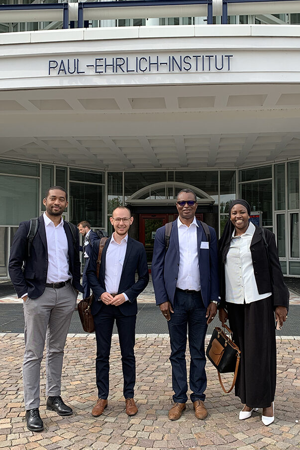 (f.l.t.r.) Ulysse Ateba Ngoa (PEI), Helge Senkpiel (PTB), Dr. Jean Fidèle Bationo (AUDA NEDAP), Ndeye Magatte Diao (LNCM Senegal) are standing in front of the Paul-Ehrlich Institut.