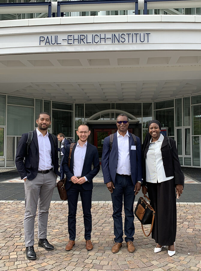 (f.l.t.r.) Ulysse Ateba Ngoa (PEI), Helge Senkpiel (PTB), Dr. Jean Fidèle Bationo (AUDA NEDAP), Ndeye Magatte Diao (LNCM Senegal) are standing in front of the Paul-Ehrlich Institut.