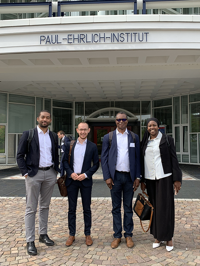 (v.l.n.r.) Ulysse Ateba Ngoa (PEI), Helge Senkpiel (PTB), Dr. Jean Fidèle Bationo (AUDA NEDAP), Ndeye Magatte Diao (LNCM Senegal) stehen vor dem Paul-Ehrlich-Institut