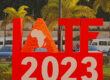 Ein rotes, großes Schild, auf dem IATF 2023 steht.