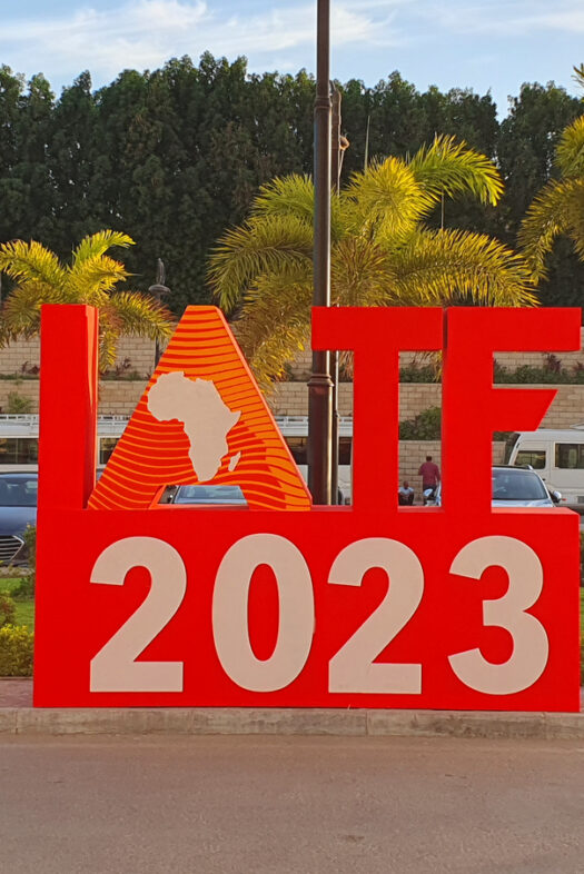 Ein rotes, großes Schild, auf dem IATF 2023 steht.