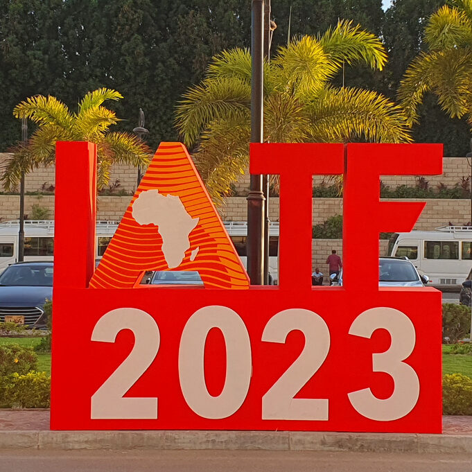 Ein rotes, großes Schild, auf dem IATF 2023 steht.