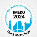 Die Beschriftungen ‚IMEKO 2024‘, ‚Think Metrology‘ sowie dem Slogan ‚Moin Hamburg‘ in einer kreisrunden Skala aus 25 Sternen mit einer stilisierten Ansicht von Hamburg. Die Sterne repräsentieren die 25 Technischen Komitees der IMEKO.