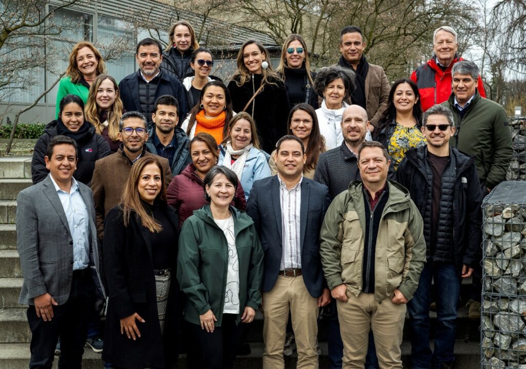 Un grupo de hombres y mujeres están de pie en una escalera.