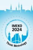 Die Silhouette von Hamburger Sehenswürdigkeiten, dazu die Beschriftungen ‚IMEKO 2024‘, ‚Think Metrology‘ sowie dem Slogan ‚Moin Hamburg‘ in einer kreisrunden Skala aus 25 Sternen.