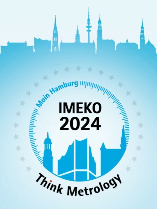 Die Silhouette von Hamburger Sehenswürdigkeiten, dazu die Beschriftungen ‚IMEKO 2024‘, ‚Think Metrology‘ sowie dem Slogan ‚Moin Hamburg‘ in einer kreisrunden Skala aus 25 Sternen.