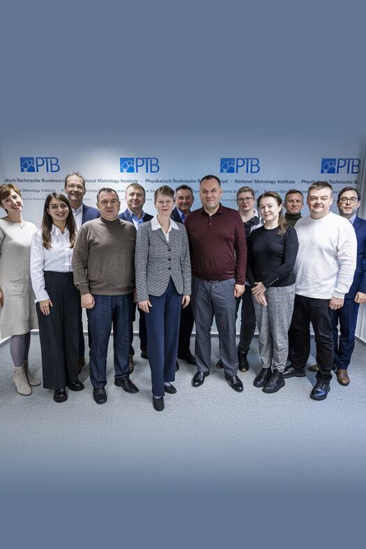 The picture shows a Group of people. Among them is Annette Röttger, who received Oleksandr Pankov, Head of the Technical Regulation Department of the Ukrainian Ministry of Economy, as a member of the PTB Executive Board in 2024. Next to her is the metrological delegation. On the far right: Moritz Ackermann.