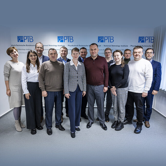 The picture shows a Group of people. Among them is Annette Röttger, who received Oleksandr Pankov, Head of the Technical Regulation Department of the Ukrainian Ministry of Economy, as a member of the PTB Executive Board in 2024. Next to her is the metrological delegation. On the far right: Moritz Ackermann.