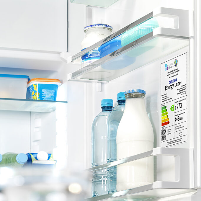 The photo shows a refrigerator with the door opened. A label mentioning the energy classification can be seen.