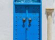 Blaue Tür mit orientalischen Ornamenten