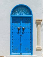 Blaue Tür mit orientalischen Ornamenten