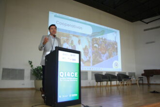 Photo showing Jorge Folloni giving talks during the meeting