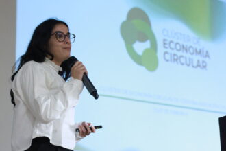 Photos showing Milagros Cabrera giving talks during the meeting