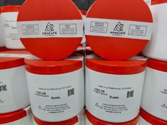 Gestapelte weiße und rote zylinderförmige Kunststoffbehälter mit Bodenreferenzmaterialien, hergestellt von Analab.